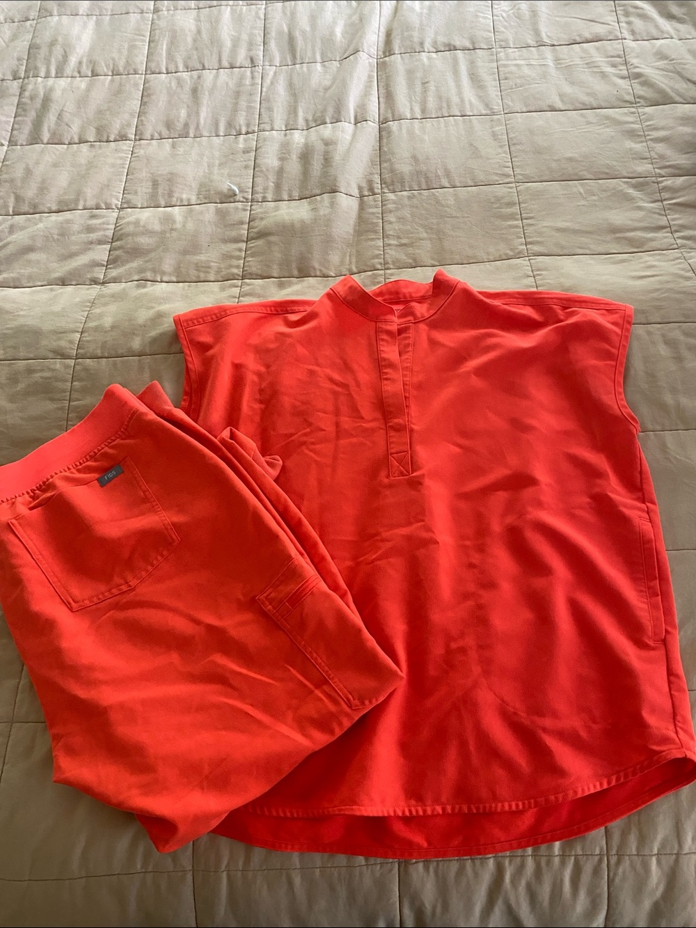 FIGS Women's RAFELA TOP SIZE SMALL ZAMORA JOGGER SIZE LARGE-Fiery Coral